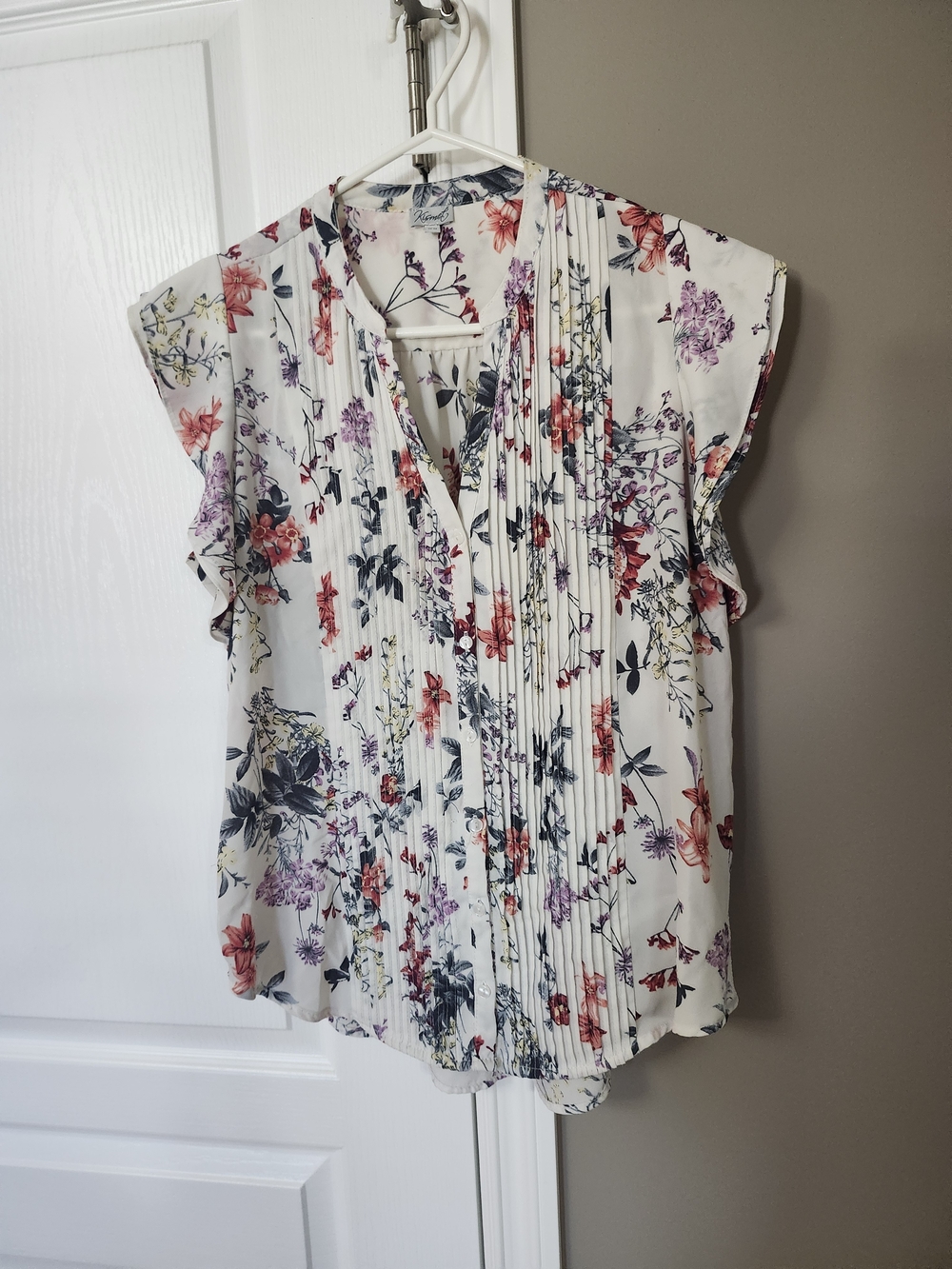 Kismet White Floral Pleated V-Neck Blouse Size Medium